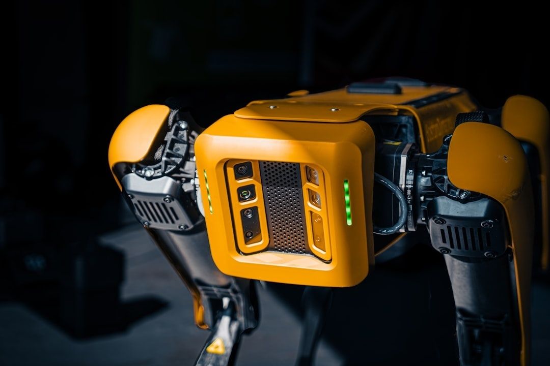 Gele vierpotige robot met sensoren en groene statuslampjes